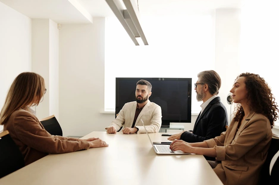 Team di professionisti che collabora a un progetto di innovazione in un ufficio moderno.